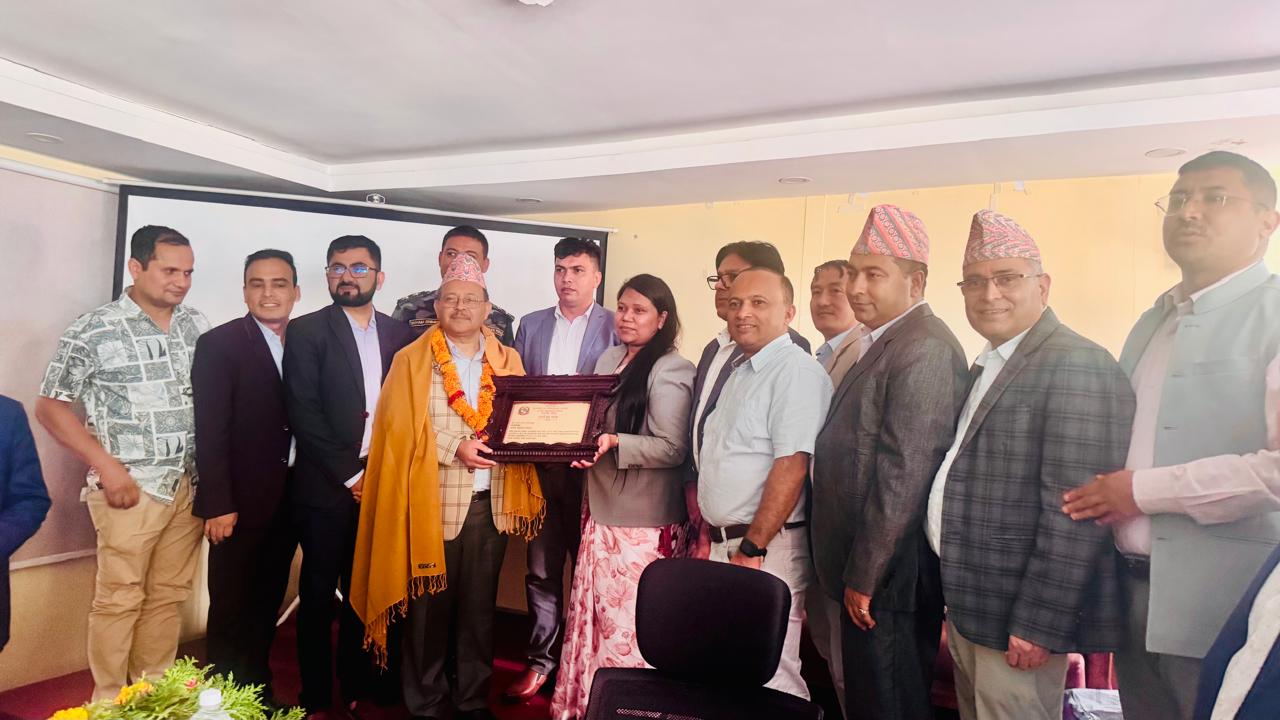 महानिर्देशक चण्डी प्रसाद घिमिरेको विदाईमा मायाको चिनो दिनुहुँदै उप-महानिर्देशक कृष्ण कुमारी श्रेष्ठ -२०८२/०३/१३